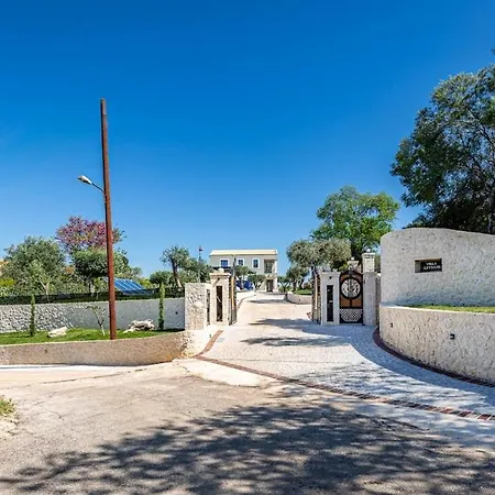 Arthur Heated Pool And Jacuzzi
